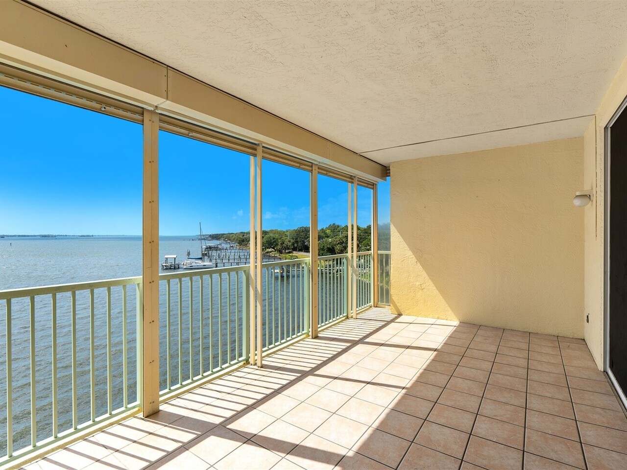 104 Riverside Dr. #402