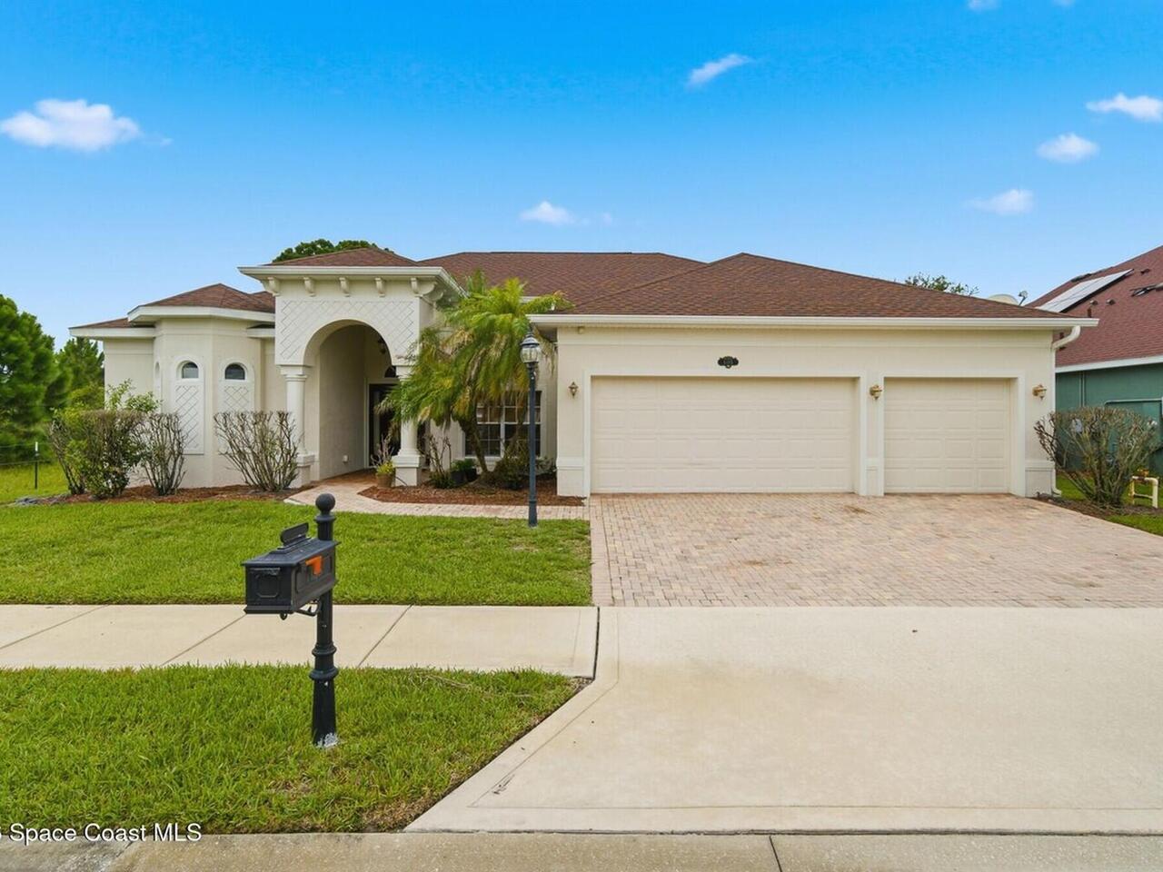 1185 Dromin Lane