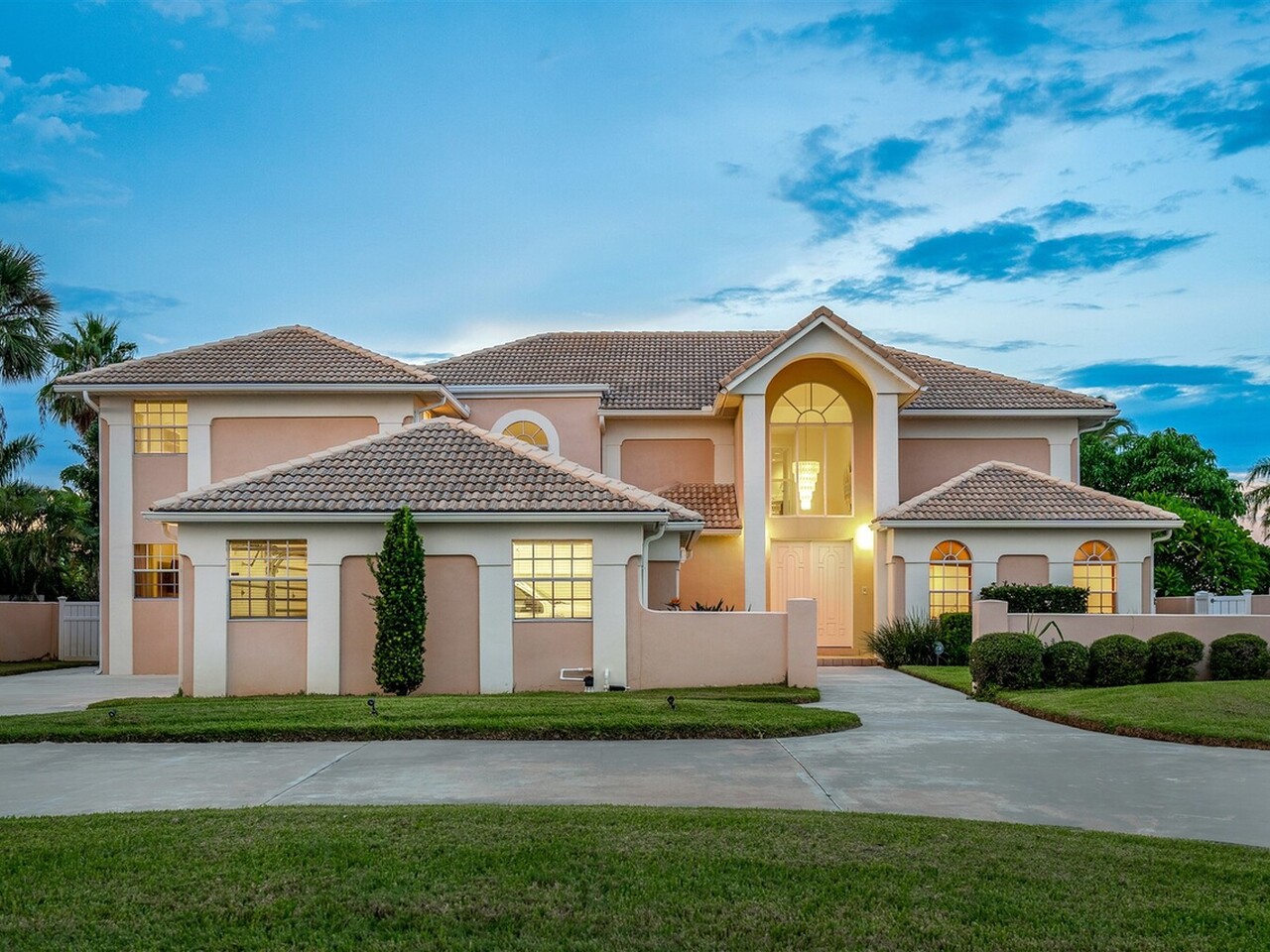 412 S. Banana River Blvd.