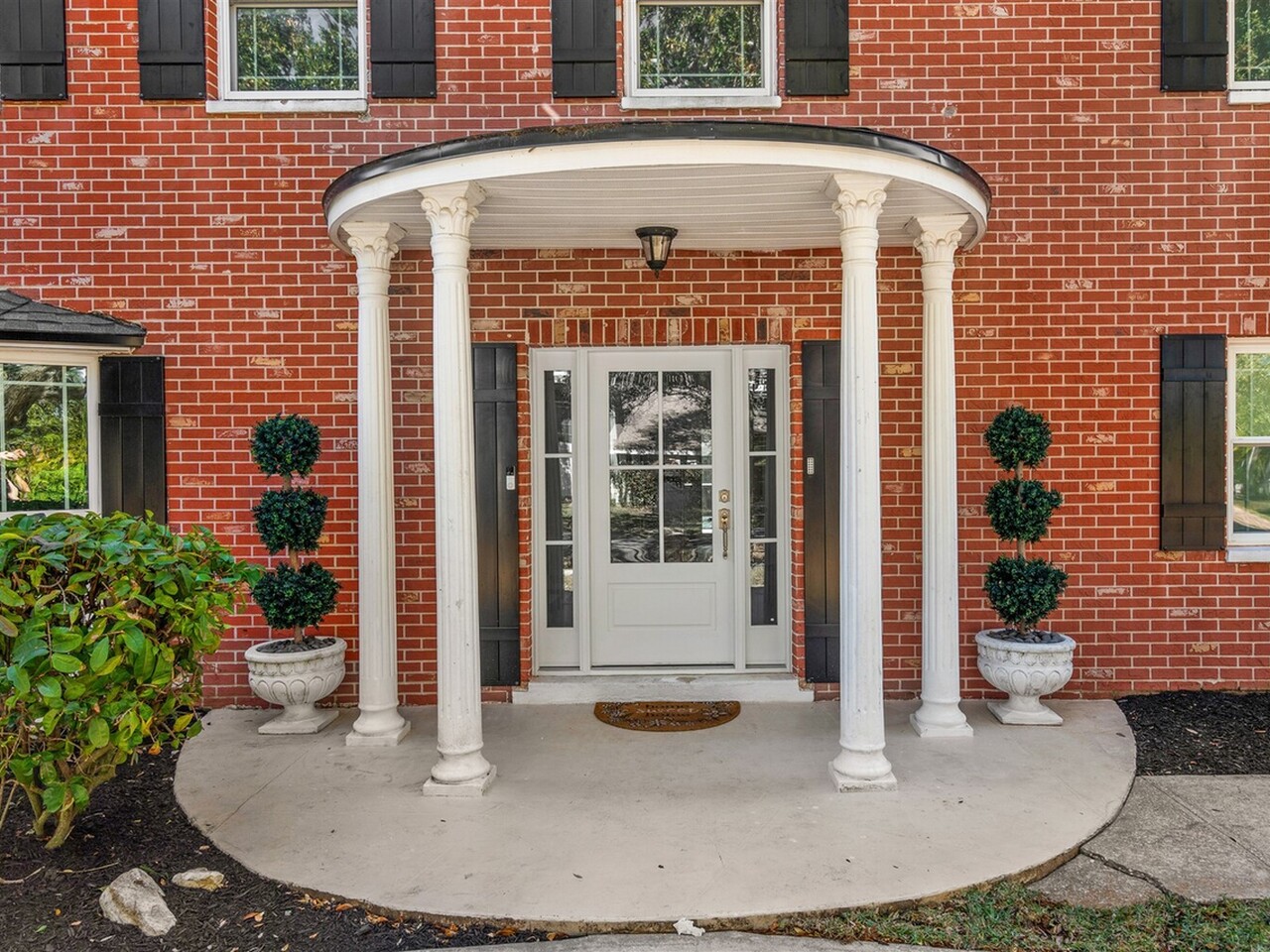 517 N River Oaks Drive