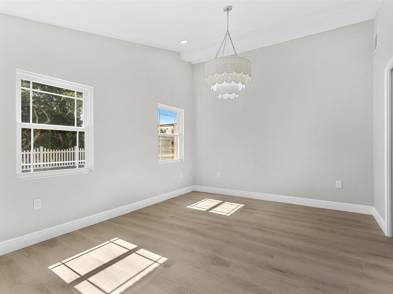 517 N River Oaks Drive