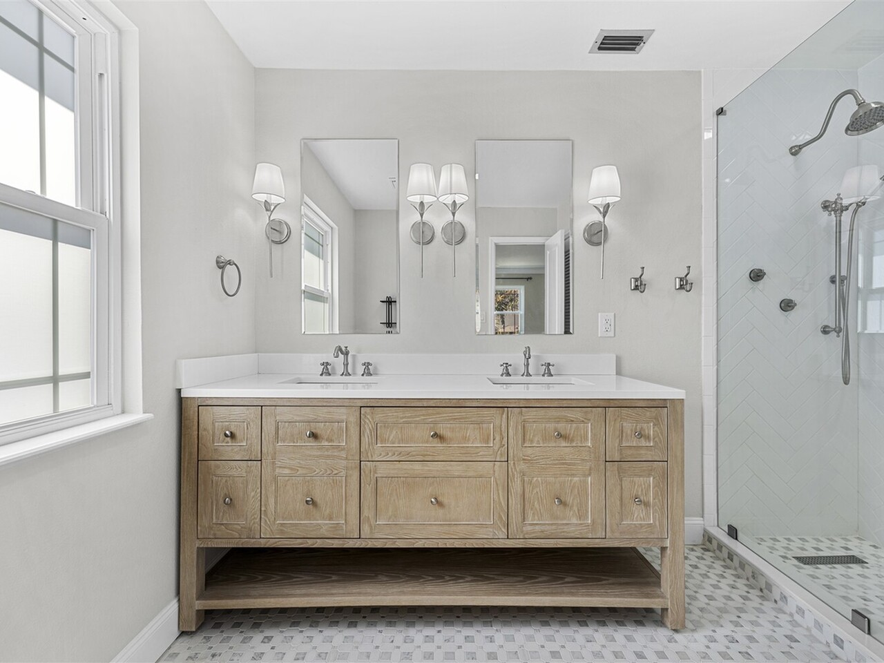 517 N River Oaks Drive