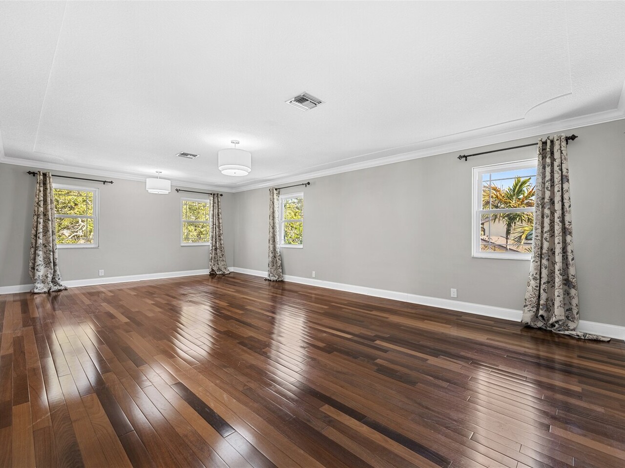 517 N River Oaks Drive