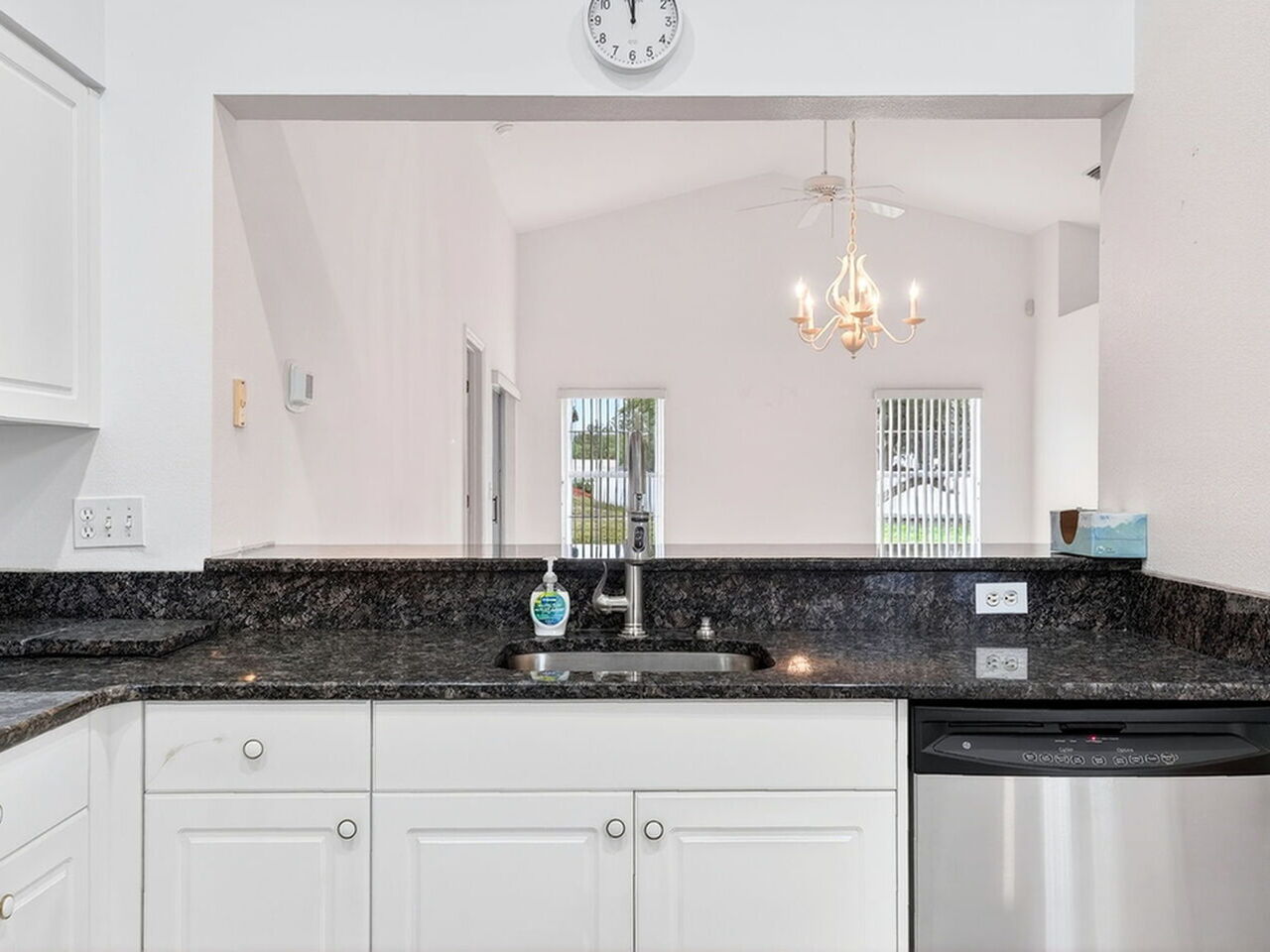 934 Pine Creek Circle NE