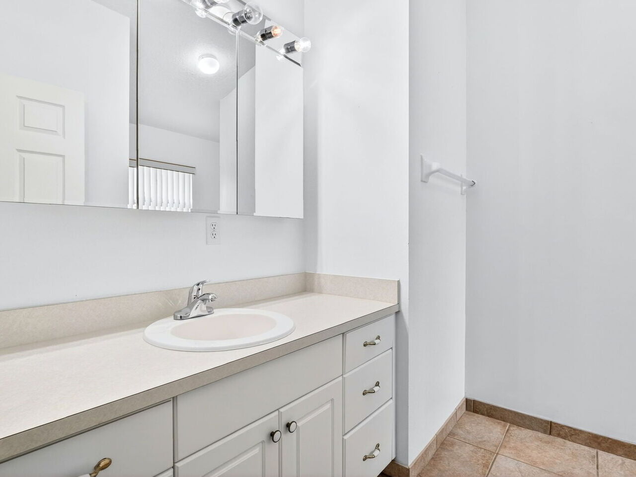 934 Pine Creek Circle NE